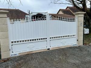 Portail Plouguerneau blanc avec motorisation enterrée