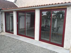 Installation de fenêtre coulissante sur mesure