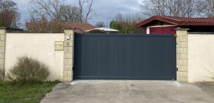 Domobaie votre menuisier à Nevers installe un portail aluminium anthracite