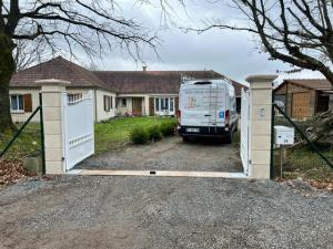 Portail Plouguerneau blanc avec motorisation enterrée